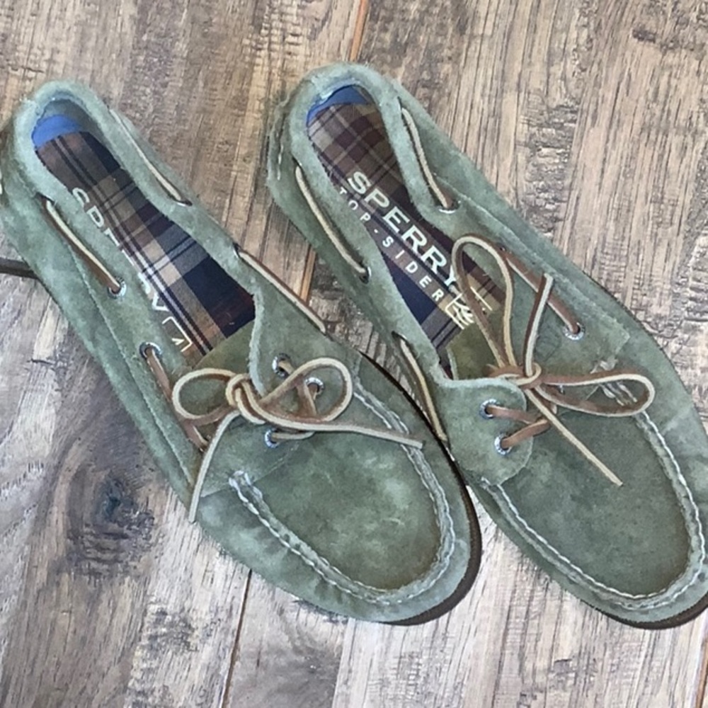 Sperry top slider in green leather. Size 9M